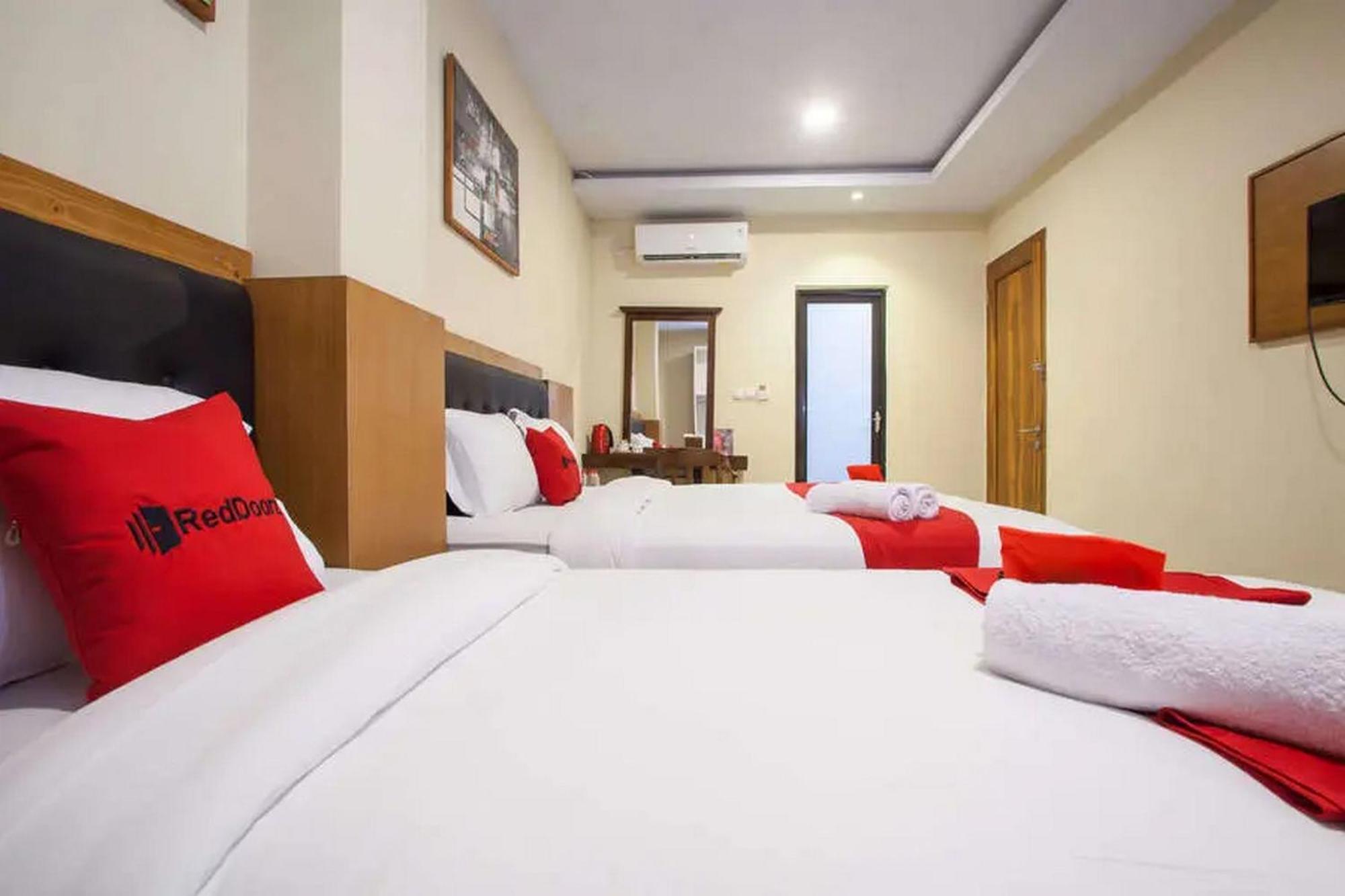 Отель Reddoorz Premium @ Jalan Cengkeh Маланг Экстерьер фото